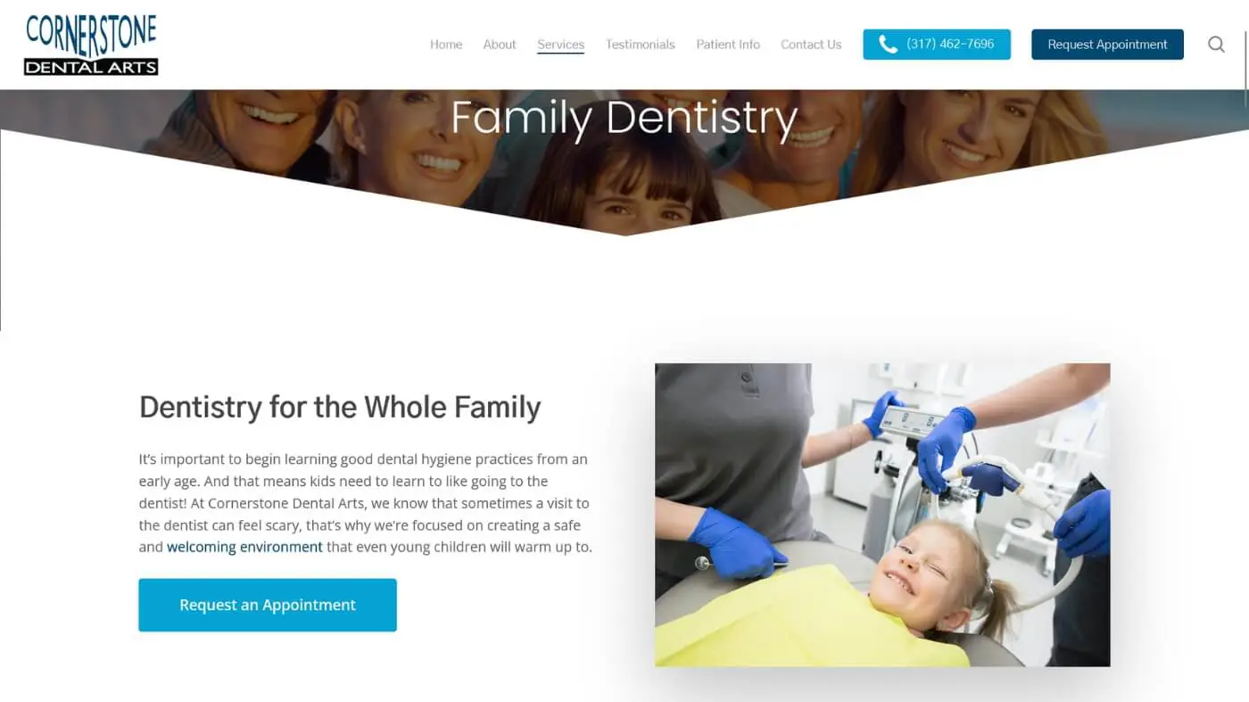 Captura de tela 3 da Cornerstone Dental O site de uma clínica odontológica exibe um banner intitulado "Odontologia Familiar" com pessoas sorridentes ao fundo. Abaixo, um dentista atende uma jovem em uma cadeira. Um botão chamado "Agendar uma Consulta" está visível à esquerda.