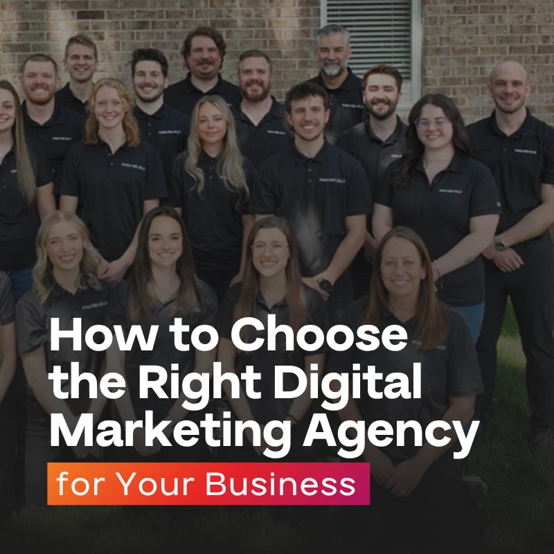 一群身穿统一黑色polo衫的人站在一栋砖砌建筑外,或坐或站。建筑上方叠加的文字写着:“如何为您的企业选择合适的数字营销机构”。