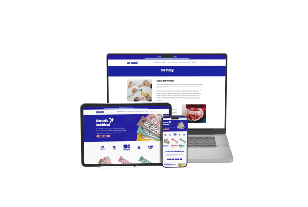 Un ordinateur portable, une tablette et un smartphone affichent un site web aux tons bleus et blancs, présentant des barres protéinées et des informations sur des produits inspirés par Strawberry Bay Marina. Les appareils sont présentés sur un fond blanc uni.